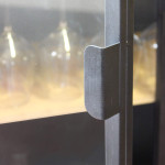 HENDRICKS - vetrina industrial in acciaio con due cassetti
